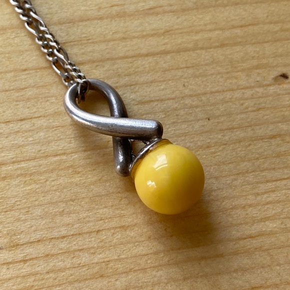 Delicate Silver Amber Pendant Necklace. - Picture 1 of 4